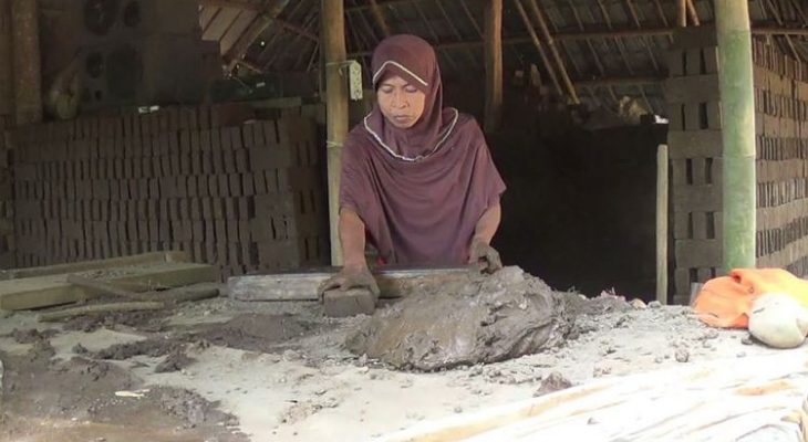 Haeriah, Ibu Empat Anak bertahan hidup Dengan Cetak Batu Bata
