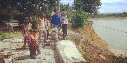 Dua Rumah Milik Warga Desa Blang Baro Amblas Ke Krueng Nagan