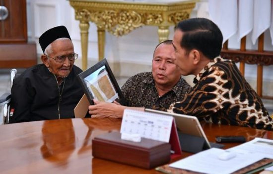 Nyak Sandang Bertemu Presiden Jokowi