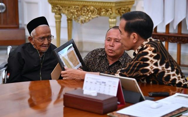Nyak Sandang Bertemu Presiden Jokowi