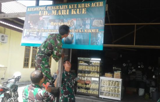 Lestarikan Warisan Leluhur,Babinsa Suka Makmue Bina Pengrajin Kue Khas Aceh