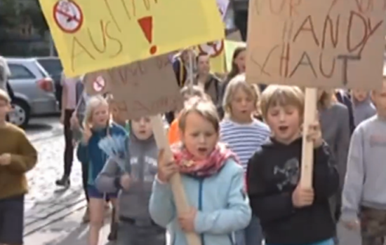 Anak-anak Jerman Demo di Jalanan, Protes Ortu Sibuk Main HP