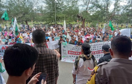 Ribuan Masyarakat  Aksi Tolak Tambang Di DPR Nagan