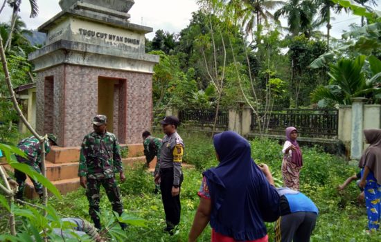 Warga Dan TNI Bersihkan Tugu Cut Nyak Dhien Di Beutong Ateuh