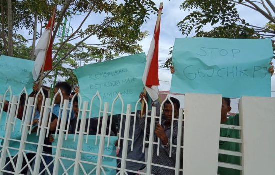 Tidak Terima Keuchik Diberhentikan, Ratusan Masyarakat Aceh Barat gelar Aksi