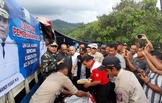 Pemerintah Aceh Serahkan Bantuan Masa Panik