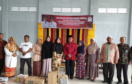 Bupati Aceh Barat Berikan Modal Usaha Kepada Masyarakat