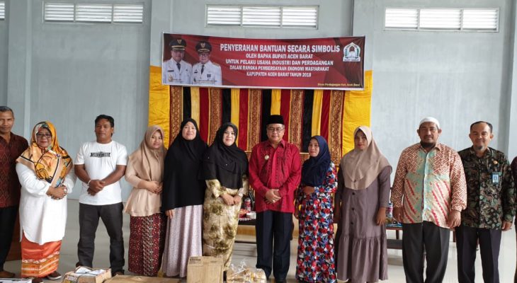 Bupati Aceh Barat Berikan Modal Usaha Kepada Masyarakat