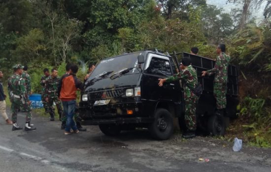 TNI Bantu Evakuasi Mobil Terperosok Di Pegunungan Singgahmata
