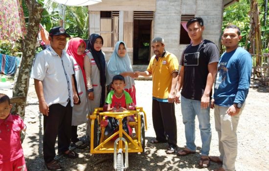 Caleg DPR RI, Zulkarnaini Serahkan Becak Tangan Untuk Anak Disabilitas Di Abdya