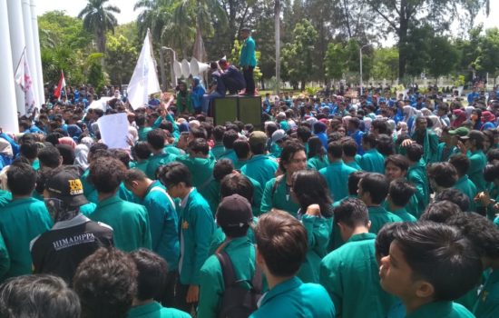 Ribuan Mahasiswa Desak Plt Gubernur Aceh