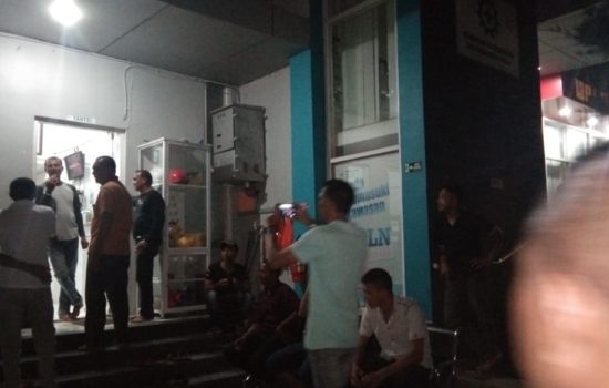 Kesal Terhadap Sikap PLN, Ratusan Masyarakat Krueng Sabee Datangi Rayon PLN