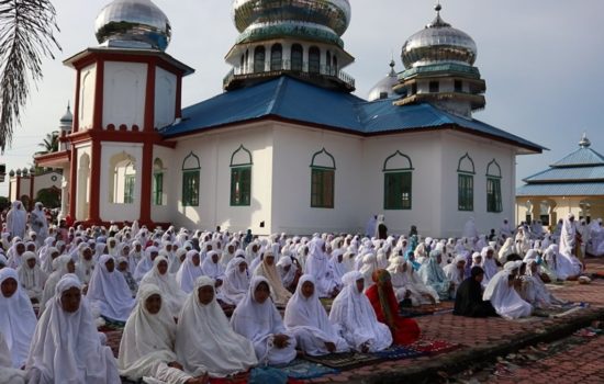Pengikut Habib Muda Seunagan Laksanakan Shalat Idul Fitri