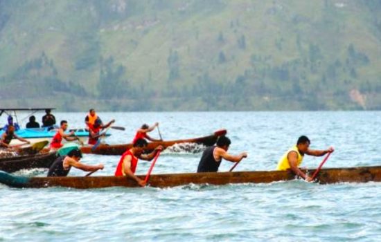 Pemuda Gunung Suku Adakan Lomba Perahu Dayung