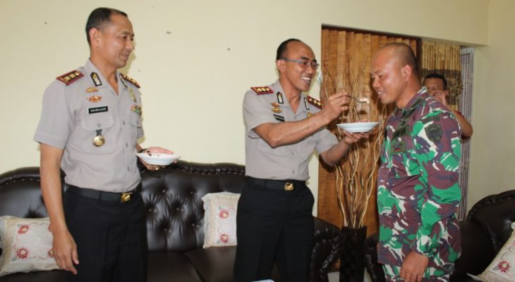 Surprise Dirgahayu HUT KE 74 TNI Kapolres Aceh Tengah/Bener Meriah Sambangi Rumdin Komandan Kodim 0106