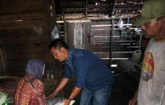 Karyawan PT Socfindo Seunagan Berikan Bantuan Beras Ke Kaum Dhuafa