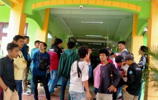 Jalan Masuk Kampus Berdebu, Sejumlah Mahasiswa UTU Adakan Aksi
