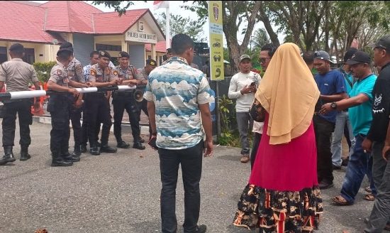Ratusan Keluarga Besar Akrim Datangi Polres Aceh Barat, Kenapa ?