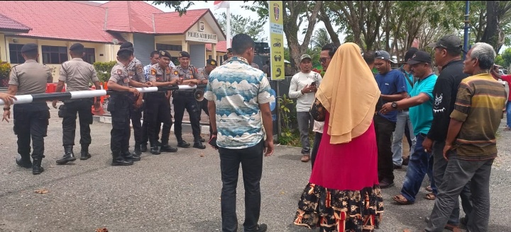 Ratusan Keluarga Besar Akrim Datangi Polres Aceh Barat, Kenapa ?