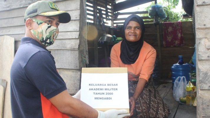 Keluarga Besar Akmil Tahun 2000 Bagikan Sembako di Aceh Jaya