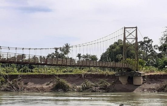Warga Pulo Ie Resah, Abutment Jembatan Gantung Terkikis Krueng Nagan