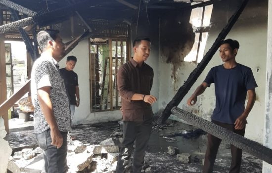 Dua Unit Rumah Terbakar, Politisi Muda Partai Golkar Nagan Raya Salurkan Bantuan