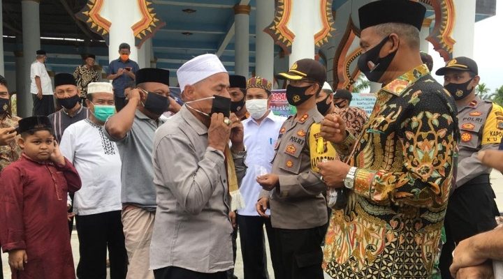 Pemerintah Bagikan Masker Untuk Jama’ah Sholat Jum’at di Nagan Raya