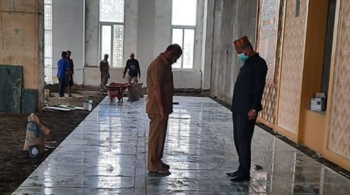 Bupati Nagan Raya,Tinjau Pemasangan Batu Giok Pembangunan Masjid