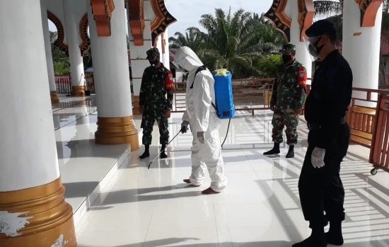 Jum’at Berkah, Brimob Polda Aceh Bersihkan Tempat Ibadah