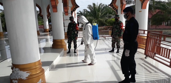 Jum’at Berkah, Brimob Polda Aceh Bersihkan Tempat Ibadah