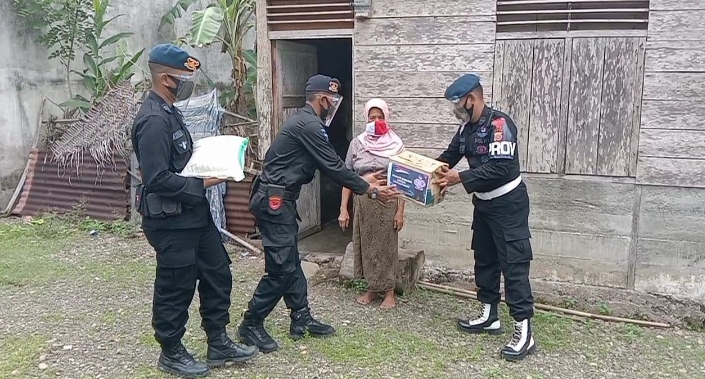 Brimob Polda Aceh Bagikan Sembako Untuk