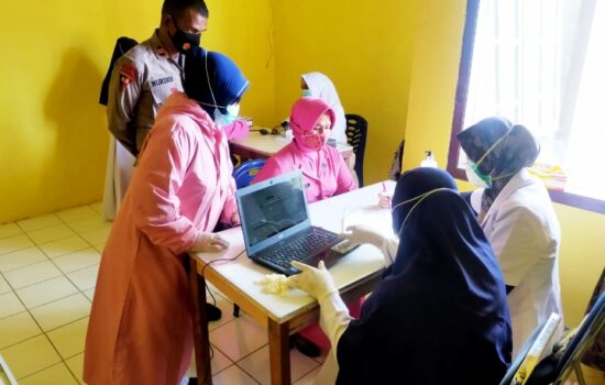 Ibu Bhayangkari Brimob Polda Aceh Kompi 3 Batalyon C Pelopor disuntik vaksin