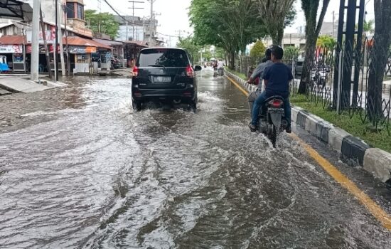 Hujan lebat, Jalan Protokol Aceh Barat kembali dibanjiri air