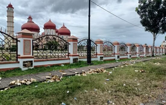 Kulit Durian Berserakan di Samping Masjid Agung Meulaboh