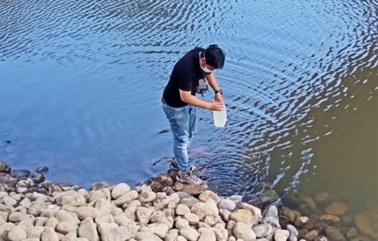 DLH Nagan Raya Bawa Sampel Air Sungai Tadu ke Laboratorium