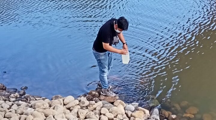DLH Nagan Raya Bawa Sampel Air Sungai Tadu ke Laboratorium