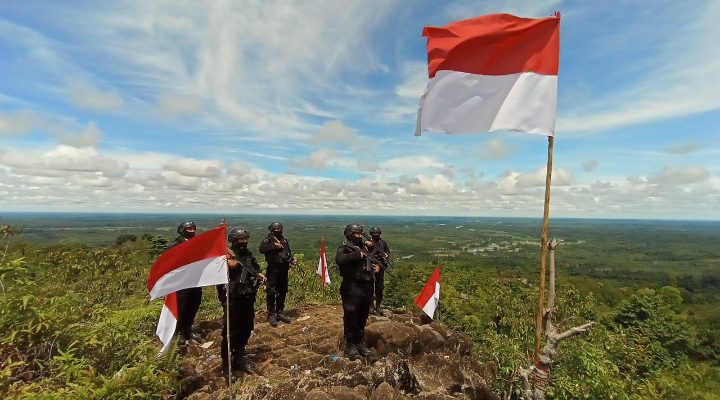 Brimob Aceh Kibarkan Bendera Merah Putih Di Puncak Singgah Mata