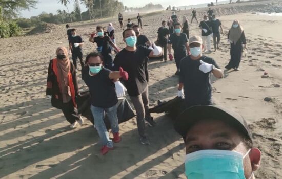 Sungai diduga tercemar, PT Mifa Bersaudara Bersama Wartawan Aceh Barat Lakukan Gerakan Bersih  Bibir Pantai