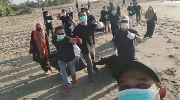 Sungai diduga tercemar, PT Mifa Bersaudara Bersama Wartawan Aceh Barat Lakukan Gerakan Bersih  Bibir Pantai
