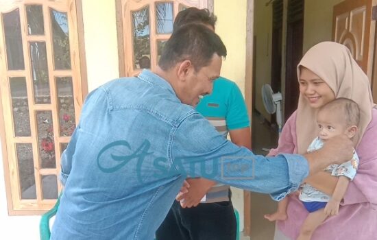 Mantan Bupati Aceh Jaya Kunjungi Balita Bocor Jantung Di Nagan Raya