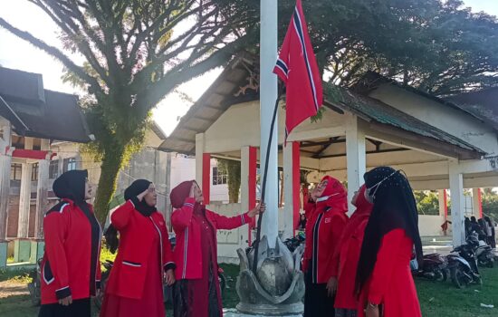 Sejumlah Wanita Korban Konflik Aceh Barat Kibarkan Bendera Bulan Bintang