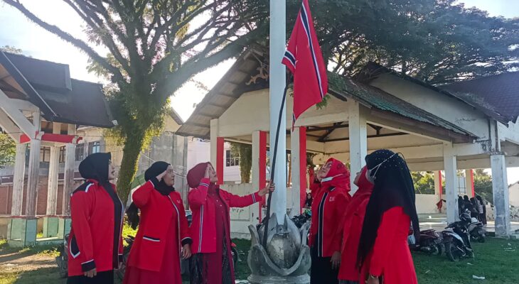 Sejumlah Wanita Korban Konflik Aceh Barat Kibarkan Bendera Bulan Bintang