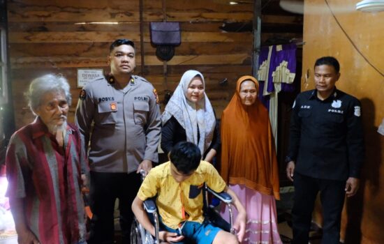 Fikri Dapat Bantuan Kursi roda Dari Polda Riau, Ibu Ana Berurai air mata