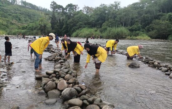 Mahasiswa KKN UTU Bersama Masyarakat Kampung Burlah Nyekot