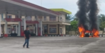 Sebuah Mobil Innova Hangus Terbakar di SPBU Suak Puntong Nagan Raya