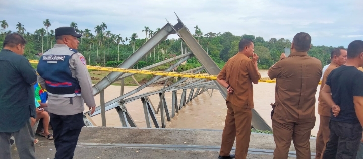 Jembatan Penghubung Alue Buloh dan Latong Ambruk ke Sungai
