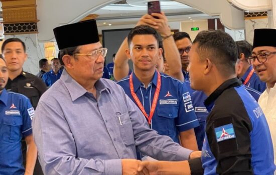 Jonniadi Meminta Restu Kepada SBY Saat Beliau Berkunjung ke Aceh
